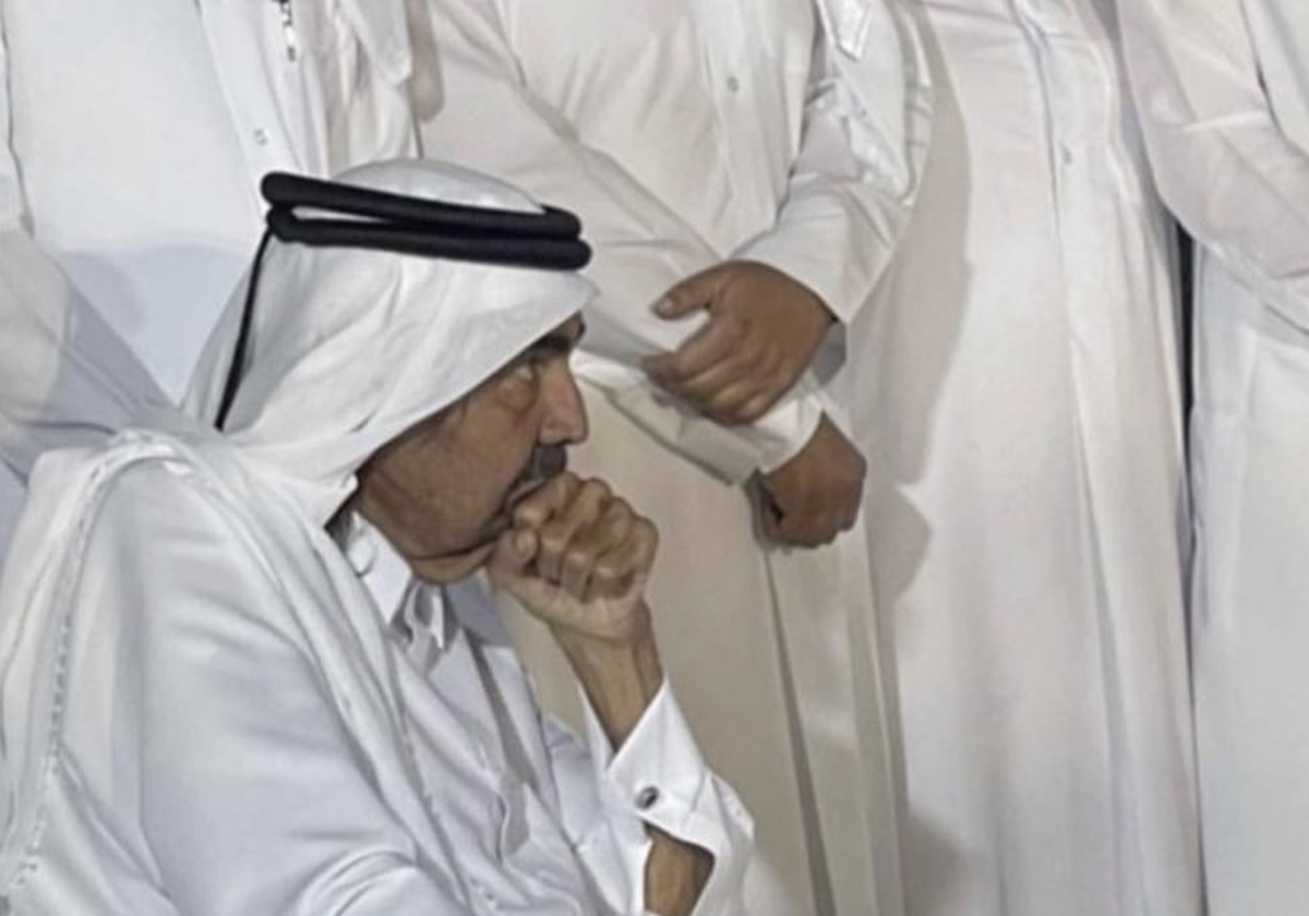 شاهد رد فعل مؤثر لأمير قطر الوالد أثناء دفن عمه محمد بن حمد في مقبرة الريان