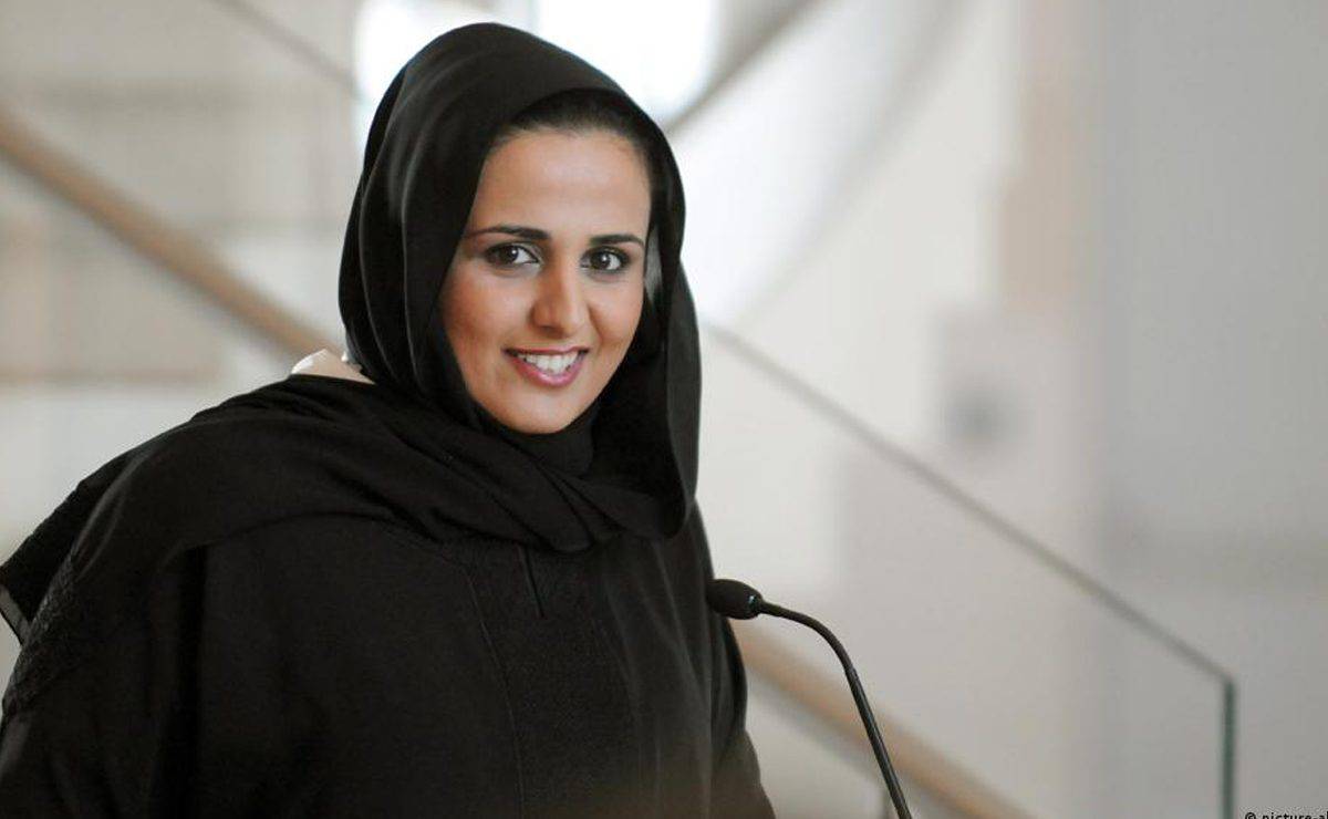 رفقة ابنتها.. شقيقة أمير قطر تلفت الأنظار من معقل الإبداع في لندن