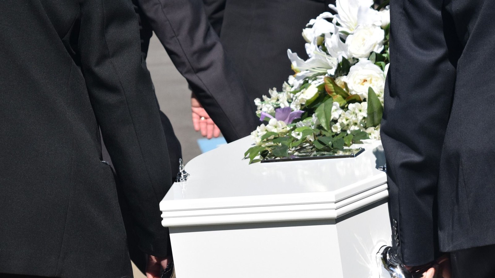 امرأة تستيقظ أثناء جنازتها