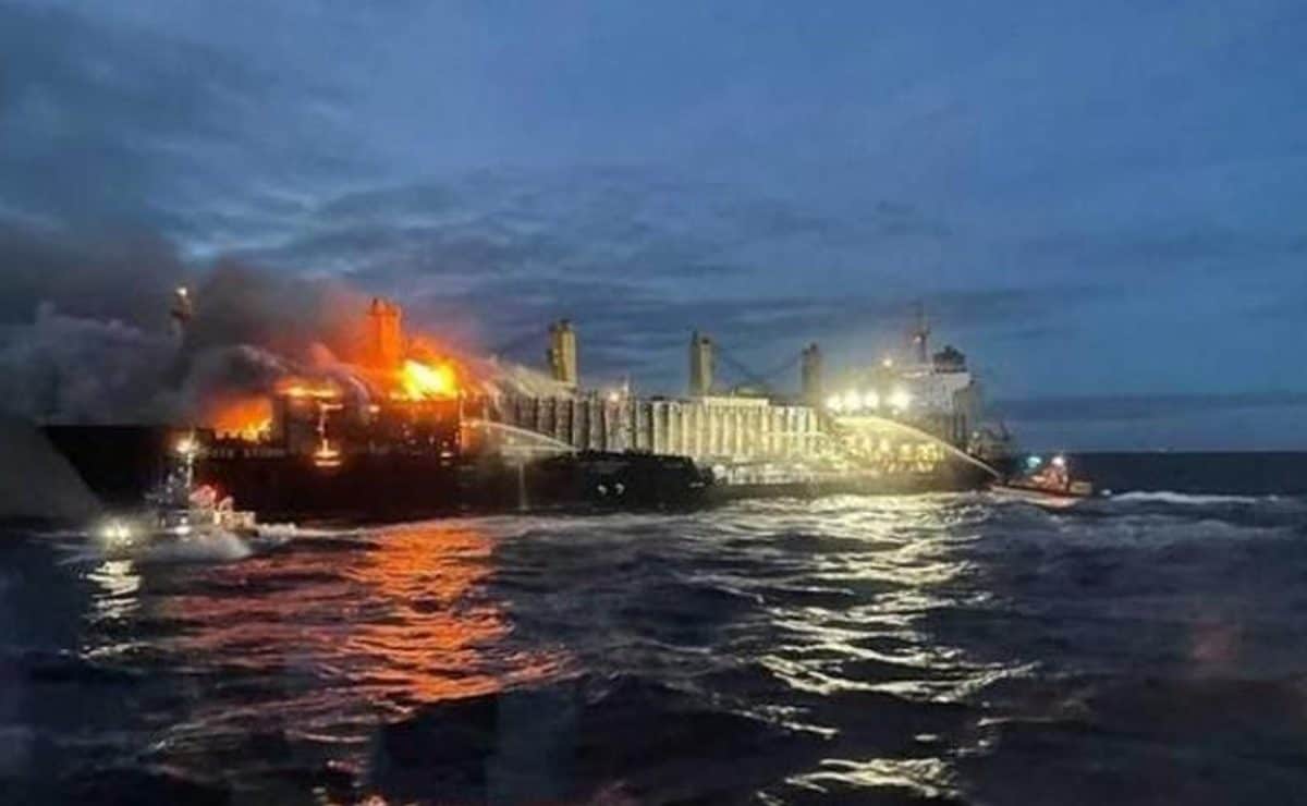 اندلاع حريق بسفينة شحن تحمل 3 آلاف سيارة من ألمانيا إلى مصر .. تفاصيل!