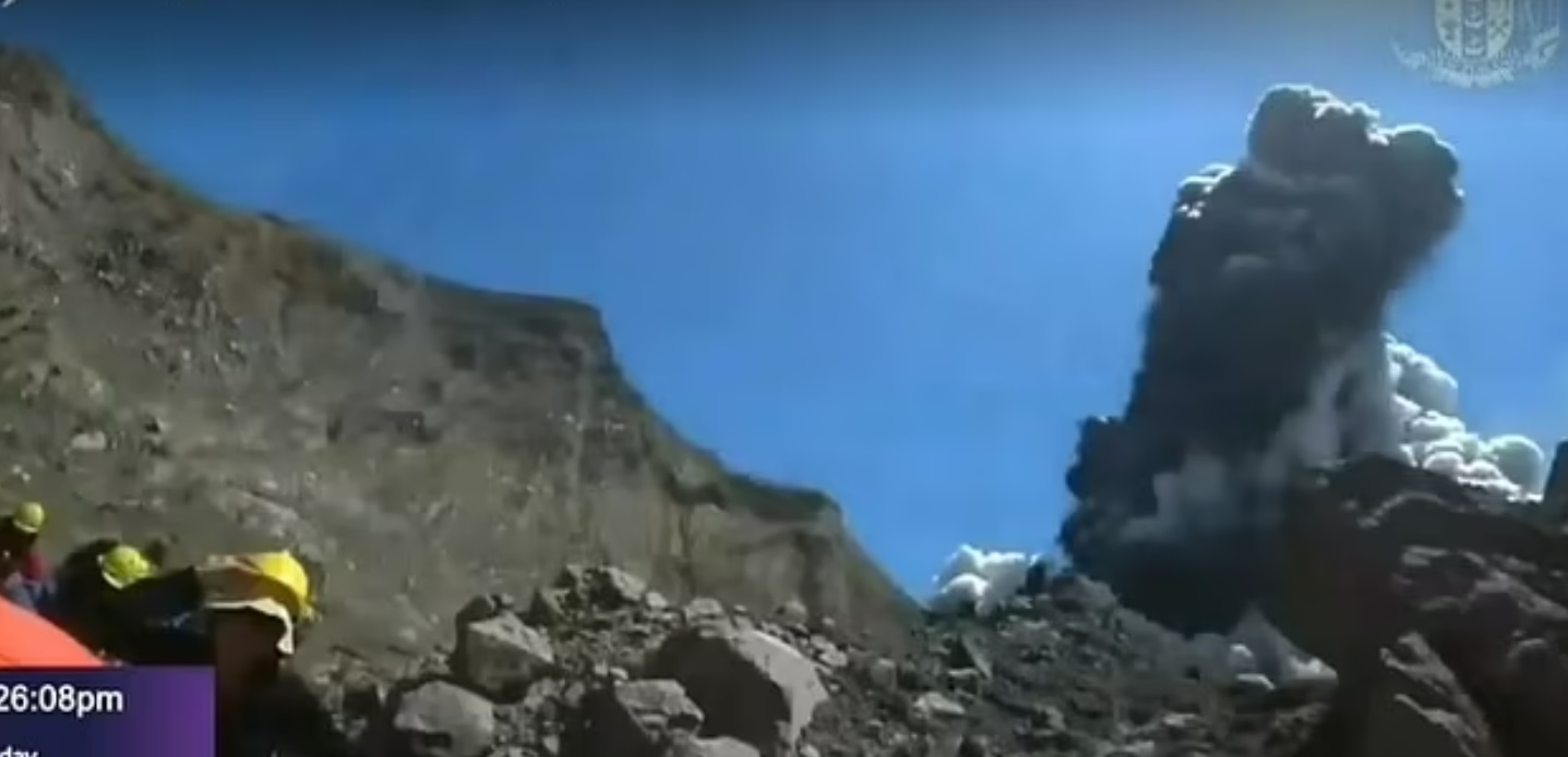 انفجار بركان جزيرة واكاري البيضاء