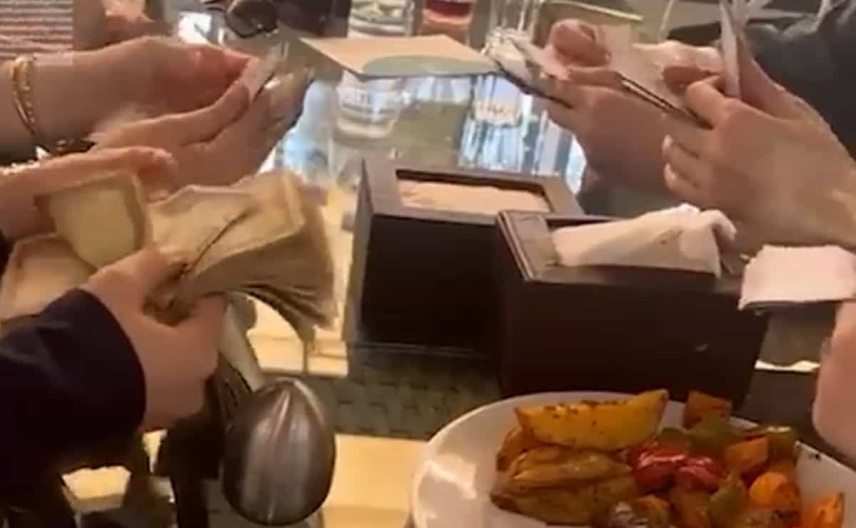 عملية جنونية لدفع فاتورة مطعم سوري على وقع انهيار الليرة (فيديو)