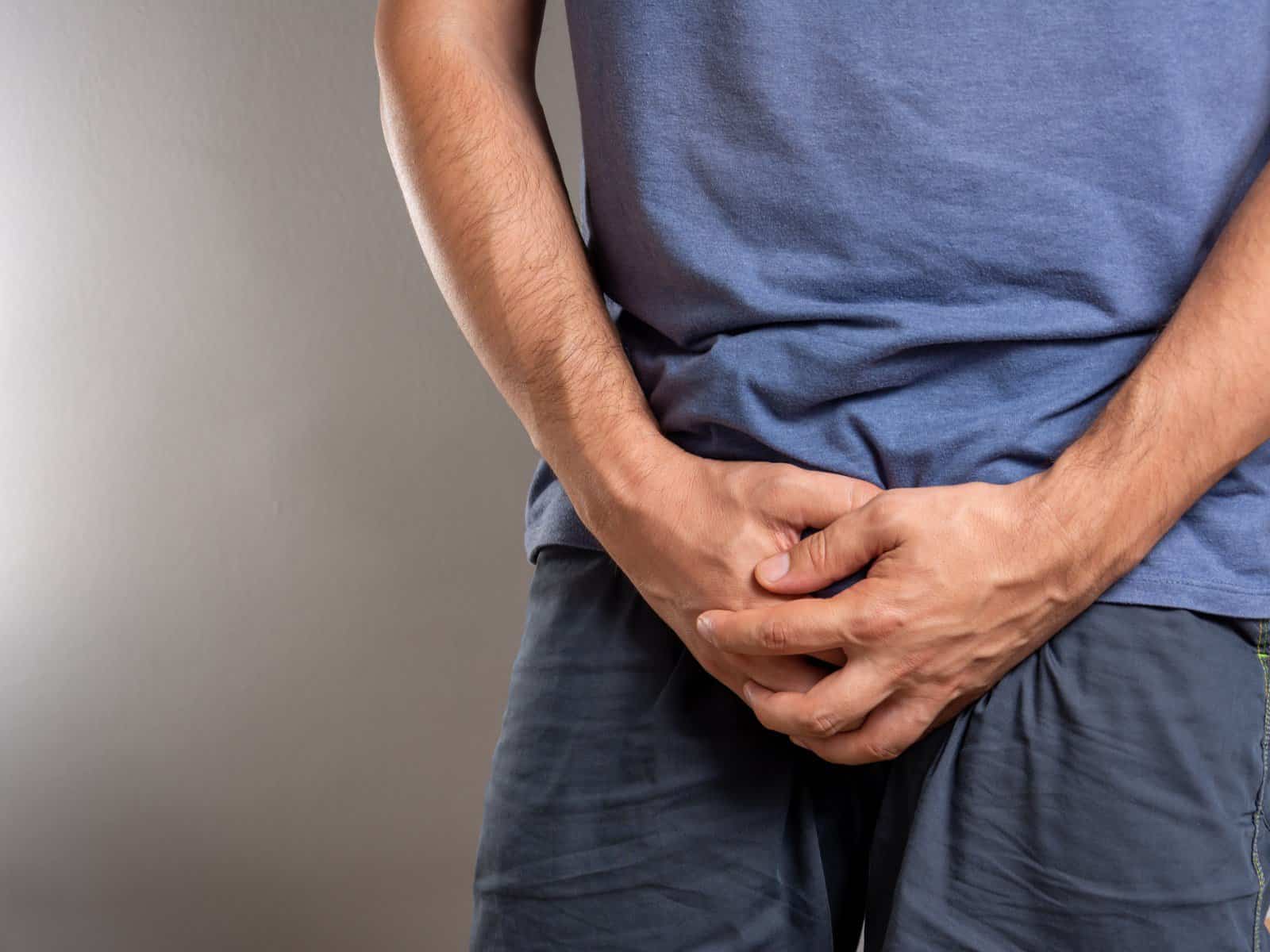 رجل يقطع عضوه الذكري