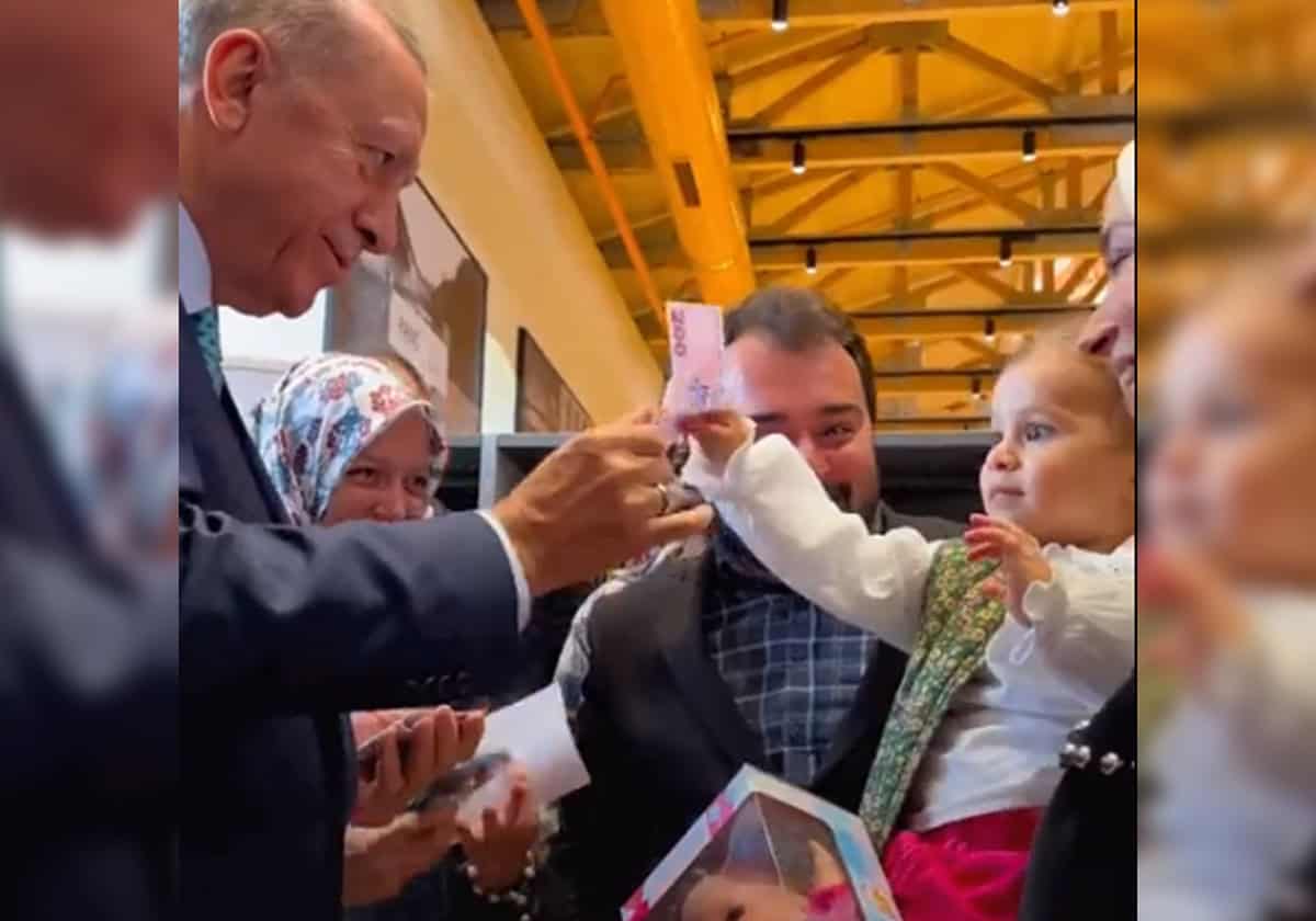 صارت حديث الأتراك.. رد فعل طفلة تركية تفاجأت بأردوغان أمامها