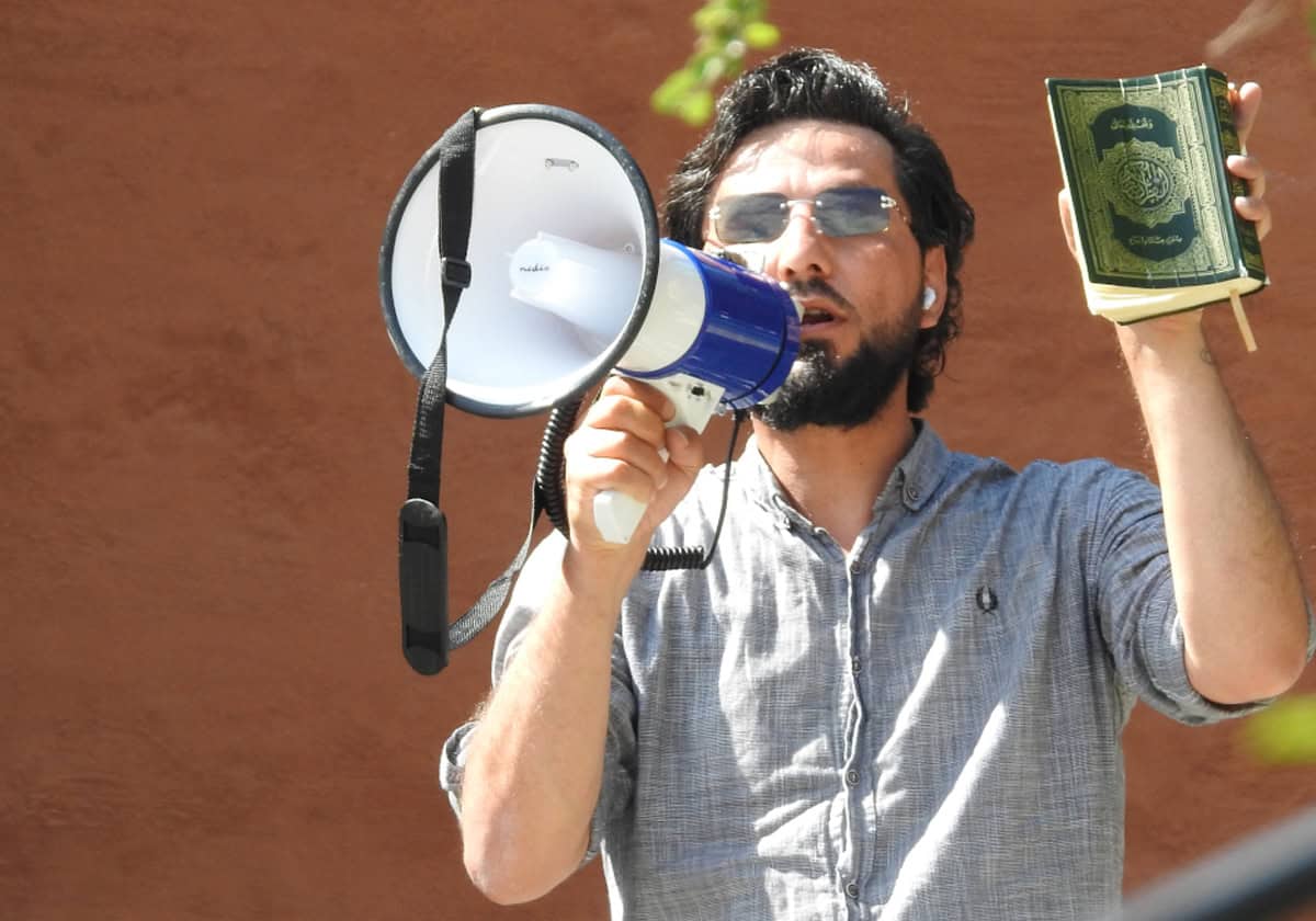 سلوان موميكا العراقي حارق المصحف مذعور ويرتجف في بث مباشر