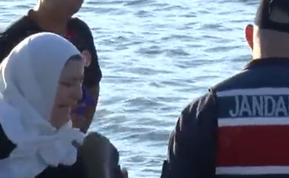 جثث هامدة.. سورية غرق أطفالها أمامها غير مستوعبة للصدمة (فيديو)