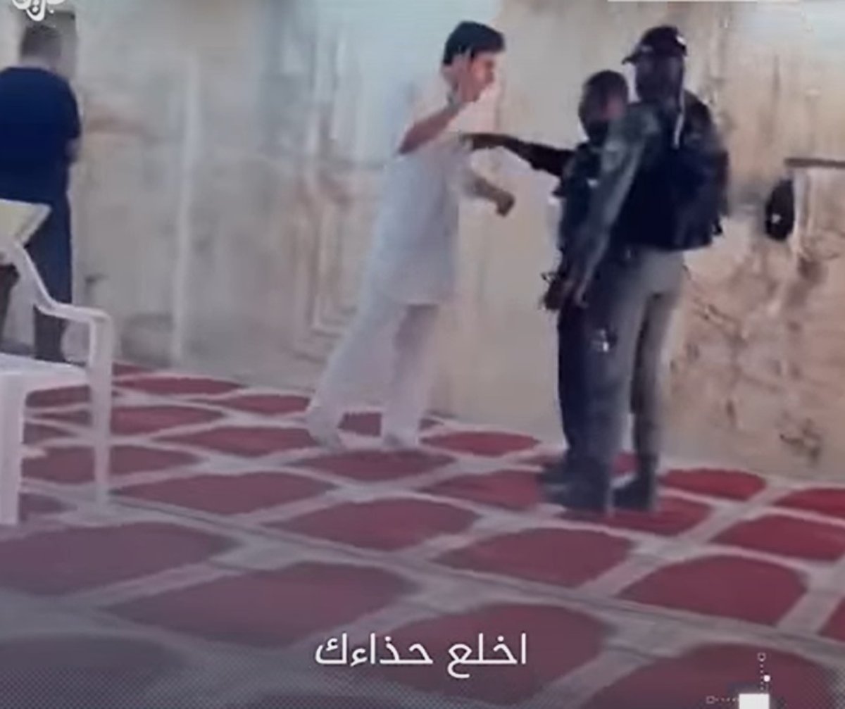 شاب تركي يطرد جنديين من المسجد الأقصى