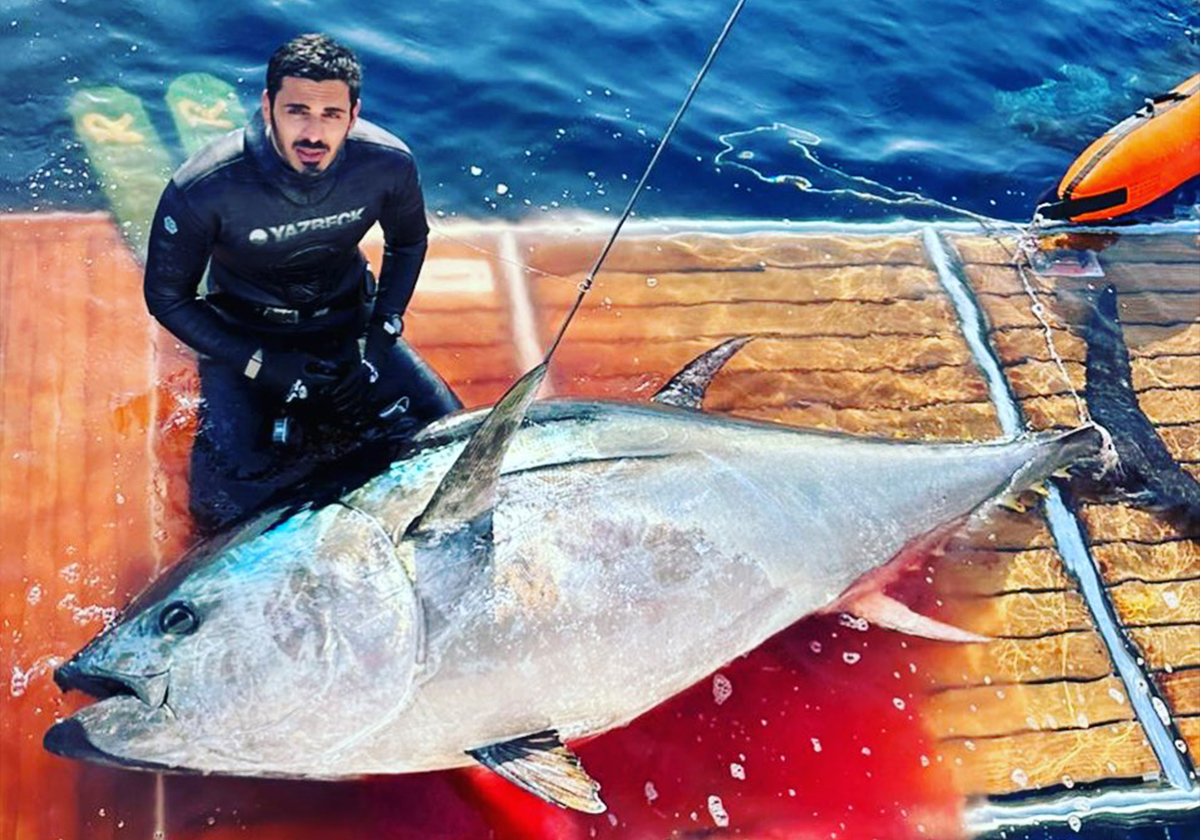 شقيق أمير قطر يصطاد سمكة تونة عملاقة ويكشف عن وزنها
