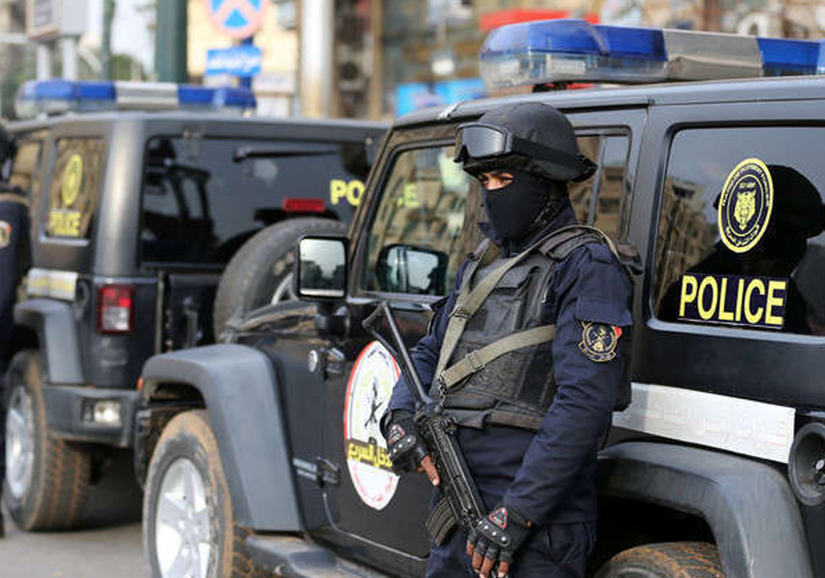 ضابط شرطة مصري يقتل مواطناً والأهالي يحاصرون القسم والجيش يتدخل
