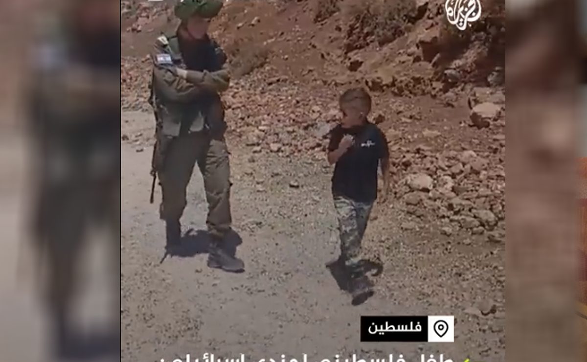 "هذه أرضي".. طفل فلسطيني يتحدى جنديا إسرائيليا ببسالة كبيرة (فيديو)