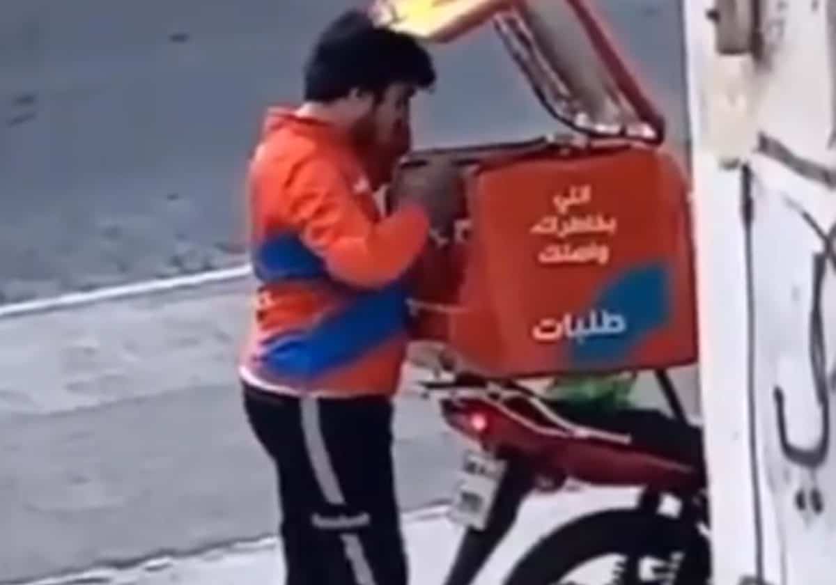 عامل توصيل طلبات يشعل مواقع التواصل في الخليج بفعلته وتضامن واسع بعد معرفة الحقيقة