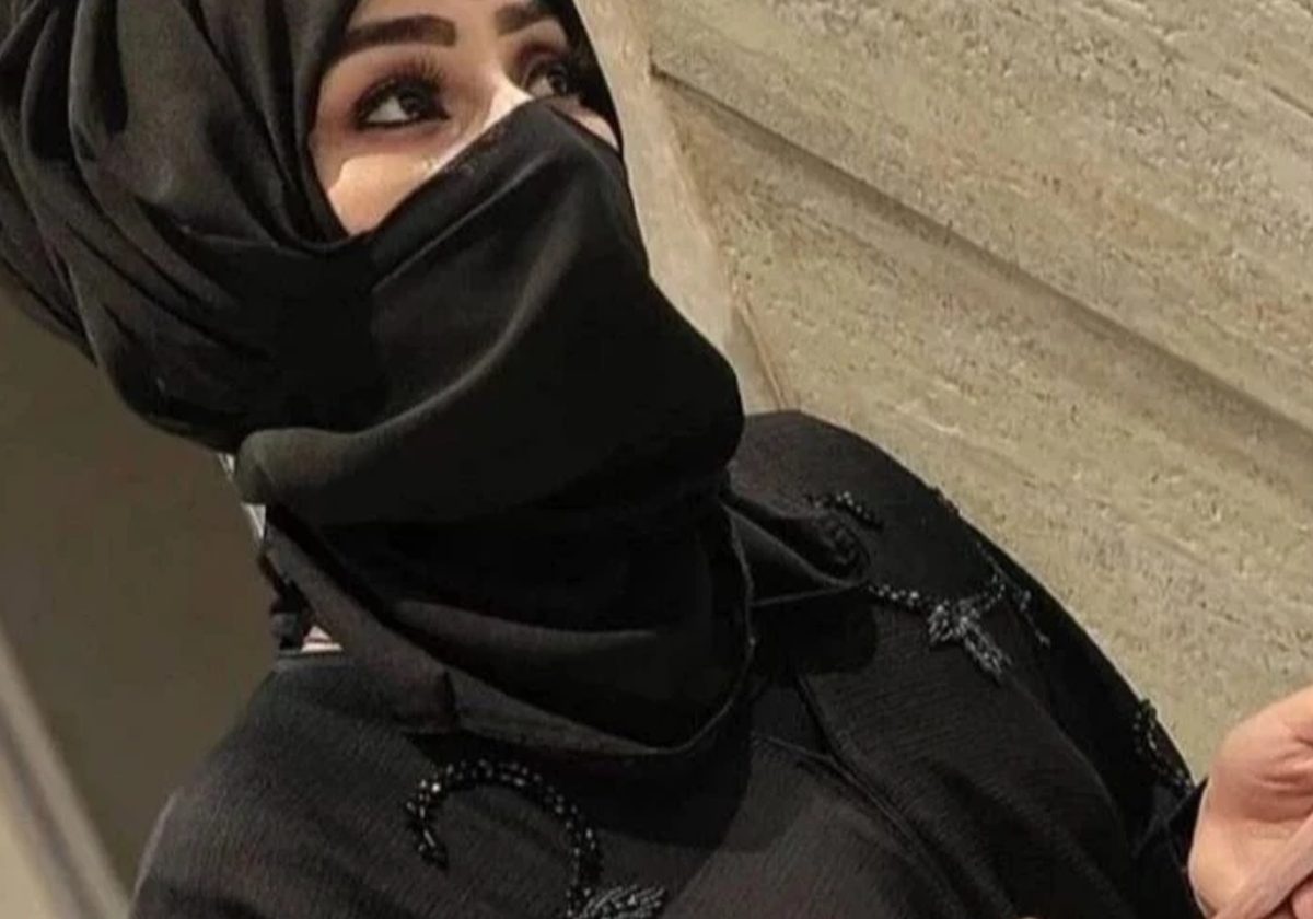 فتاة سعودية تمارس الجنس الفموي