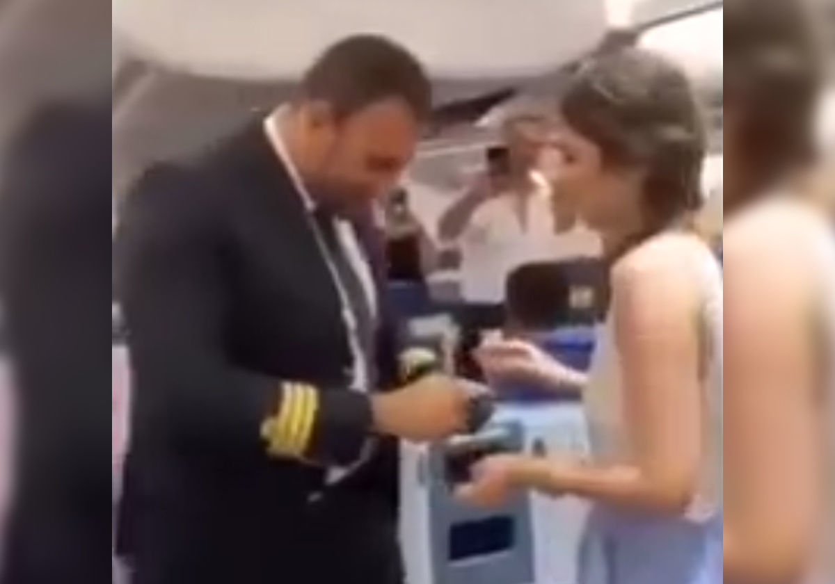 كابتن طائرة لبنانية يشعل مواقع التواصل بتقدمه للزواج من إحدى المسافرات.. هكذا ردت عليه