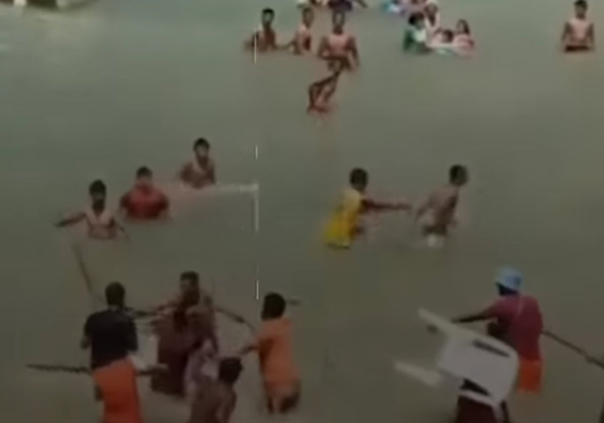 معركة في البحر.. "معاكسة بنات" تتسبب بكارثة على شاطئ مصري