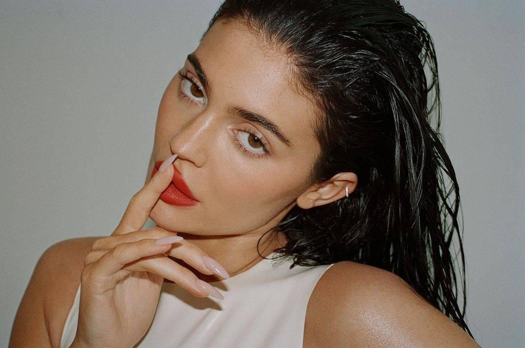 كايلي جينر عبرت عن ندمها على عملية تجميل أجرتها في الثدي