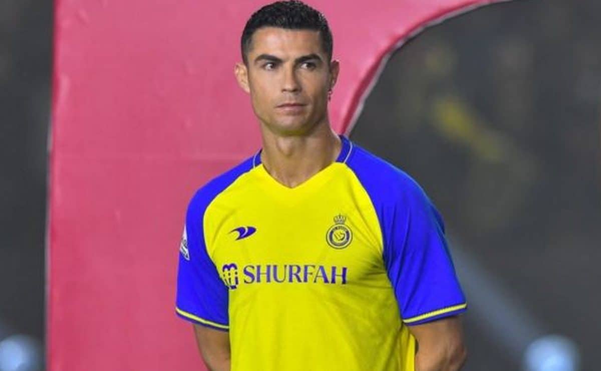 كريستيانو رونالدو يرتدي زي المنتخب النسائي.. لماذا؟ (شاهد)