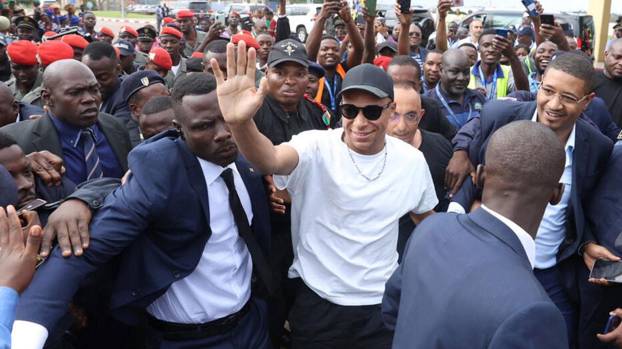 كيليان مبابي يزور الكاميرون