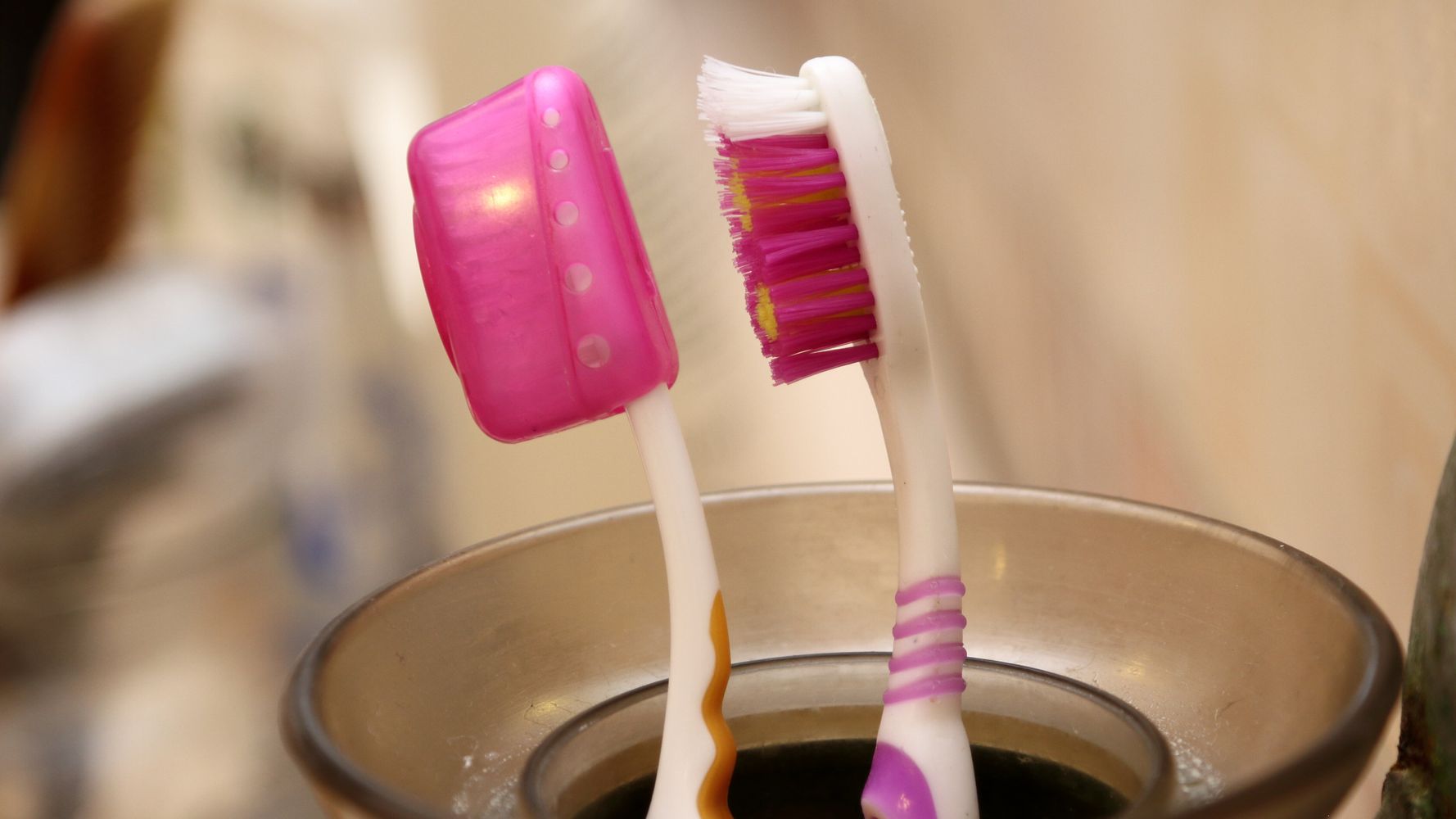 لهذه الأسباب..لا تضع غطاء على فرشاة أسنانك لحمايتها!