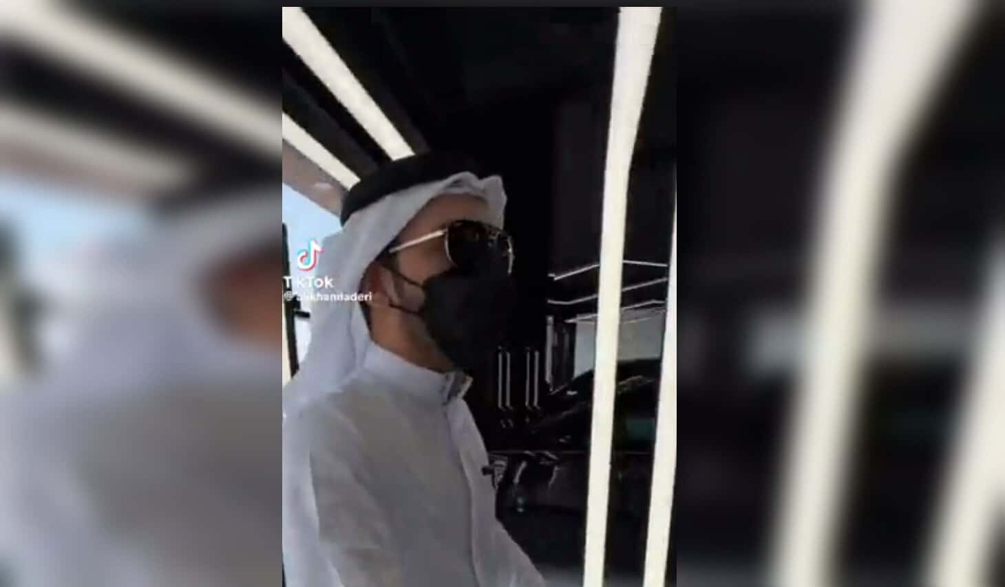 مؤثر في معرض سيارات