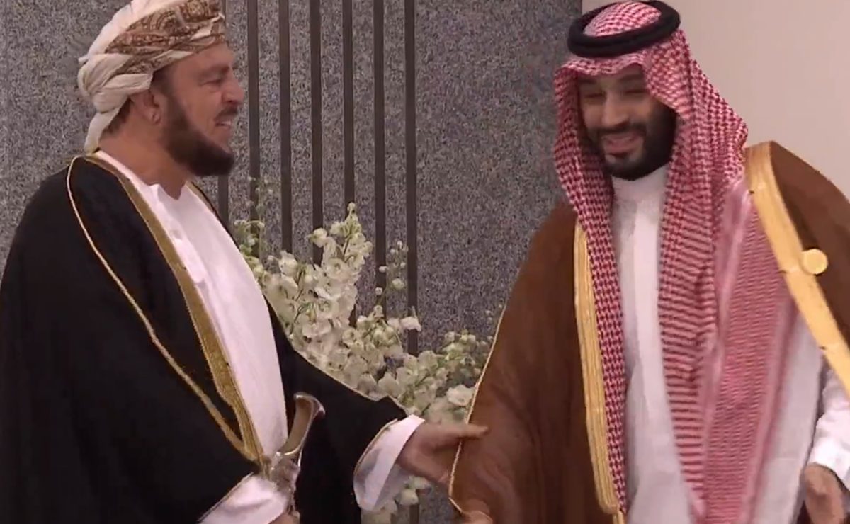 لماذا أمسك محمد بن سلمان بخنجر أسعد بن طارق في القمة الخليجية؟ (فيديو)