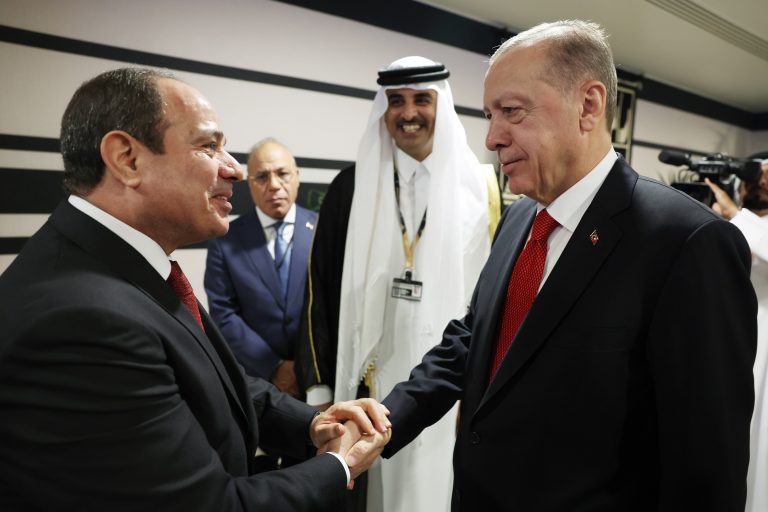 مصافحة أردوغان والسيسي في مونديال قطر