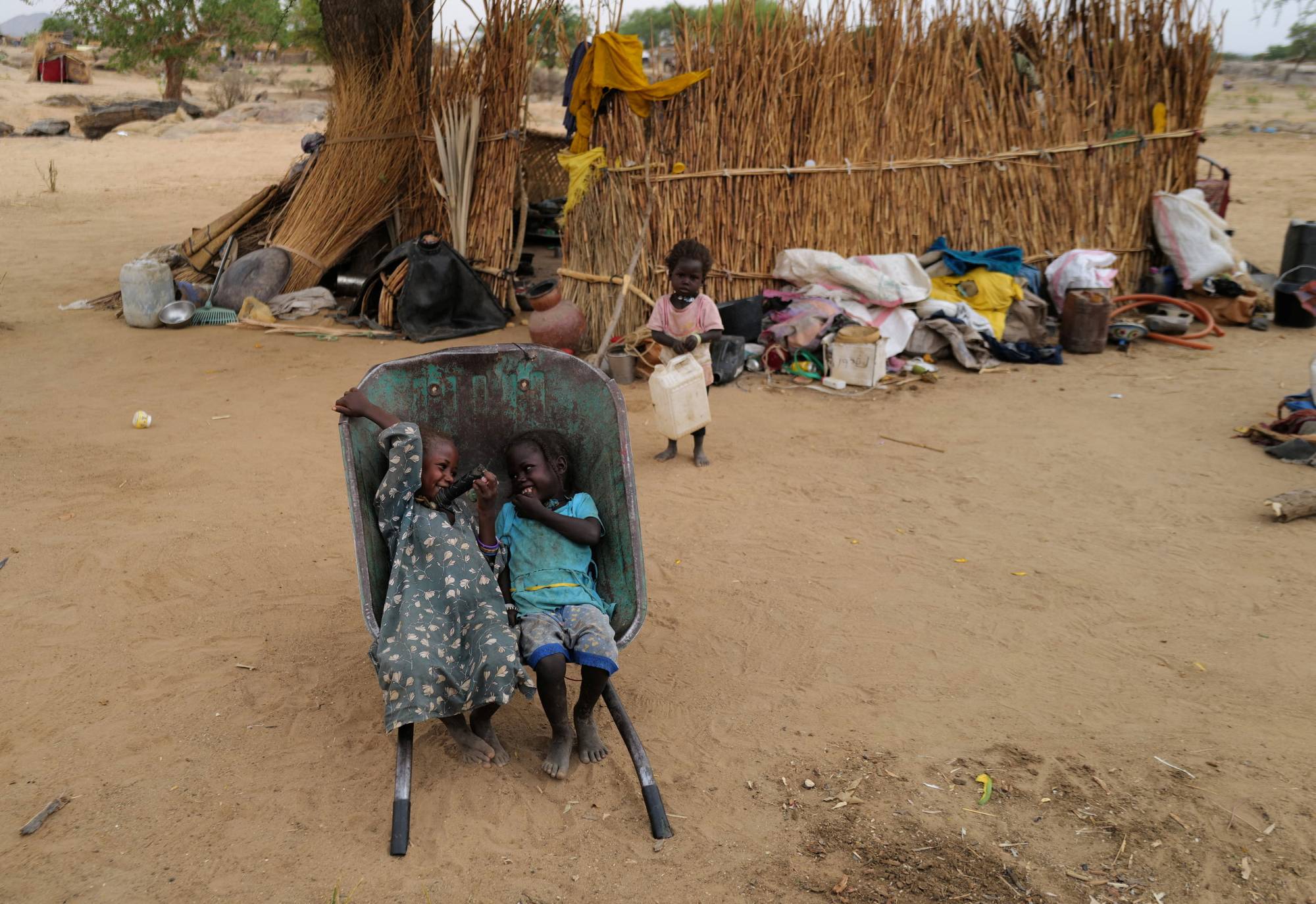 نزوح عدد كبير من السودانيين إلى البلدان المجاورة