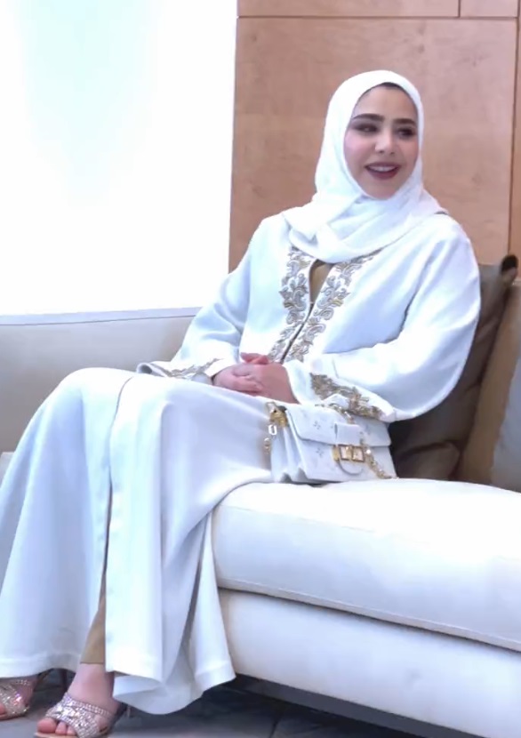 ظهرت زوجة ولي العهد العماني بإطلالة راقية ولافتة خلال حضورها متحف عمان عبر الزمان