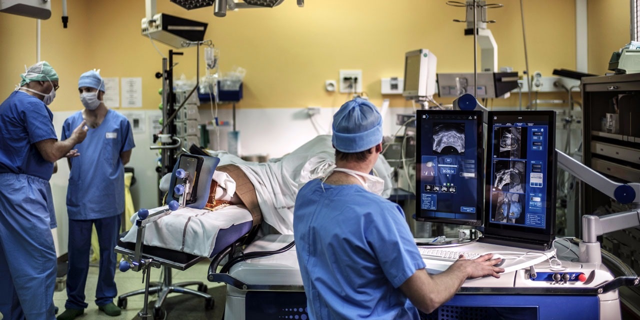 أجرى فريق جراحي من كلية الطب بجامعة واشنطن في سانت لويس أول عملية زرع كبد باستخدام الروبوت في الولايات المتحدة في مايو الماضي