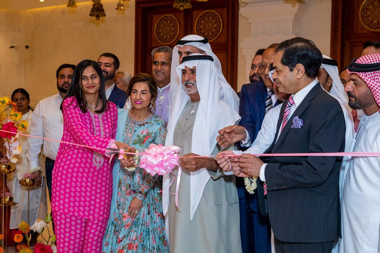 نهيان بن مبارك في المعبد الهندوسي