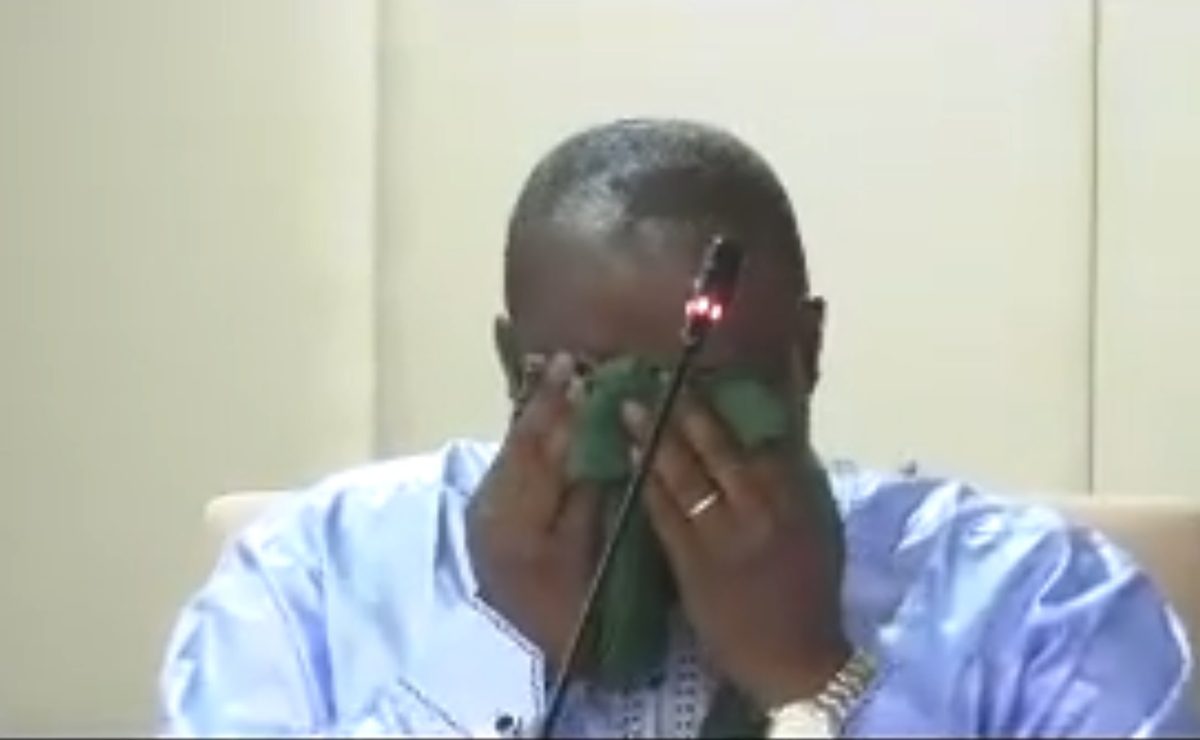 وزير مالية النيجر يبكي بعد منحه ساعات لكشف السرقات أو الإعدام رمياً بالرصاص.. فيديو يثير الجدل