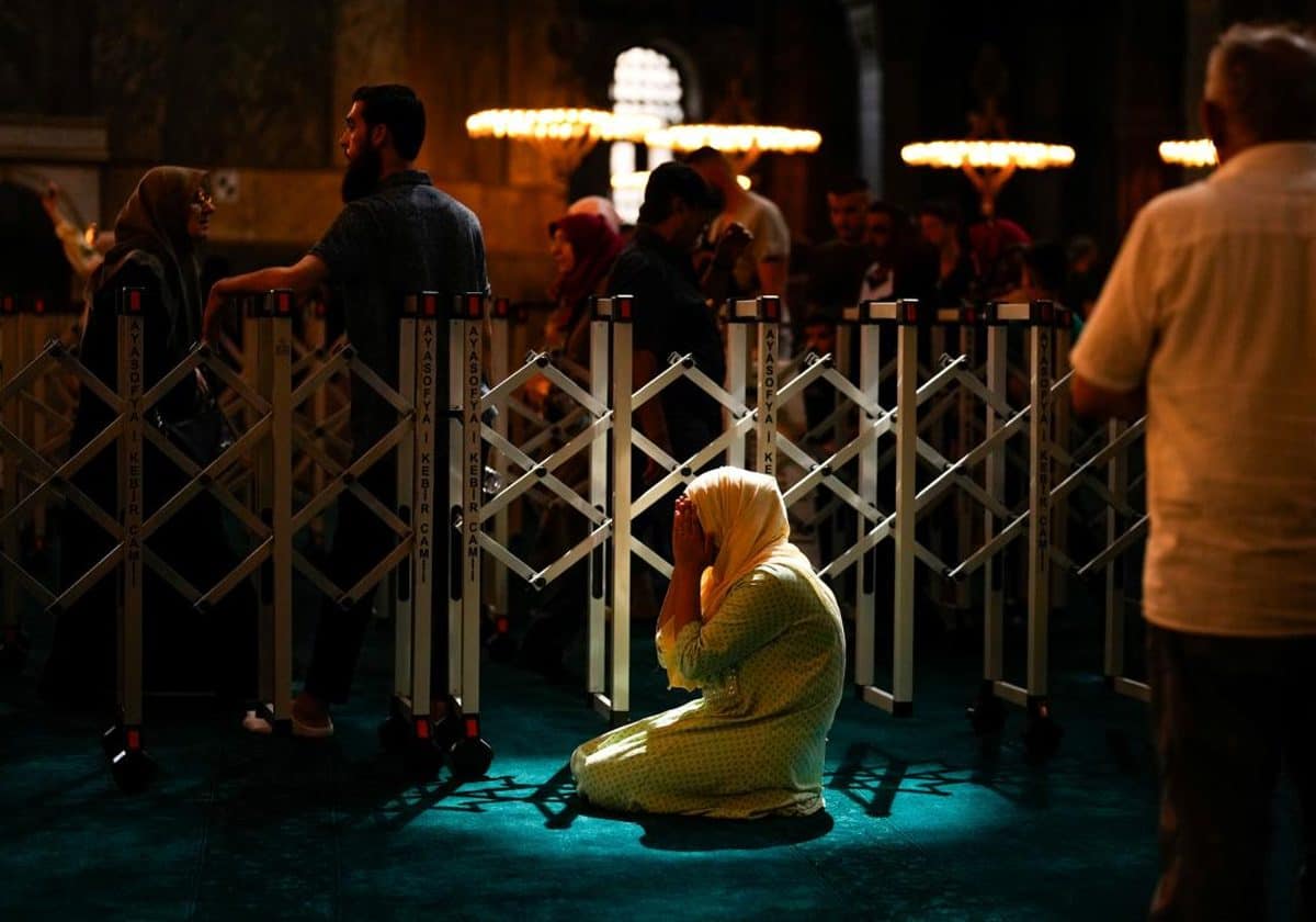 فتوى صلاة الجمعة في المنزل.. ملاذ اللاجئين السوريين للهروب من مطاردات الشرطة التركية