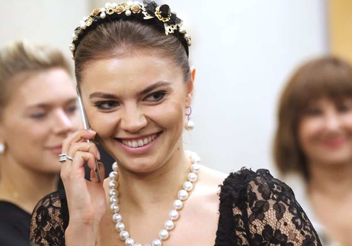 عشيقة بوتين على علاقة بأحد حراسها ورد فعل غريب منه على الأمر!