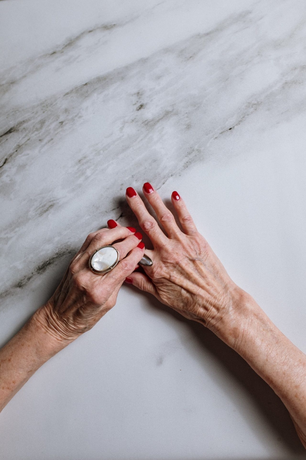 مع تقدمنا ​​في العمر، يمكن أن تفقد اليدين الحجم بسبب انخفاض الأنسجة تحت الجلد وفقدان الكولاجين