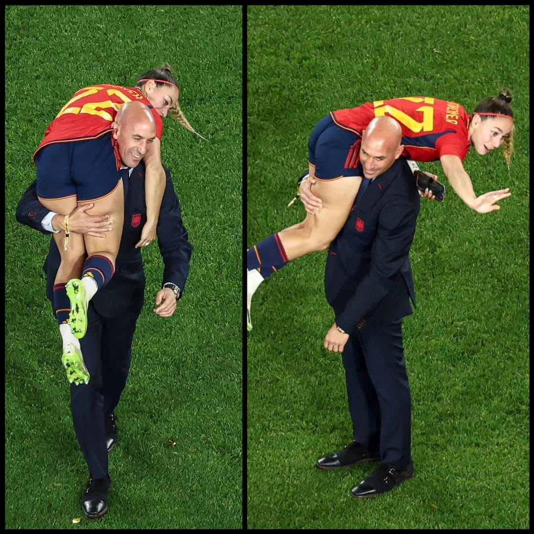 رئيس الإتحاد الأسباني لكرة القدم يحمل لاعبة المنتخب للسيدات على كتفيه