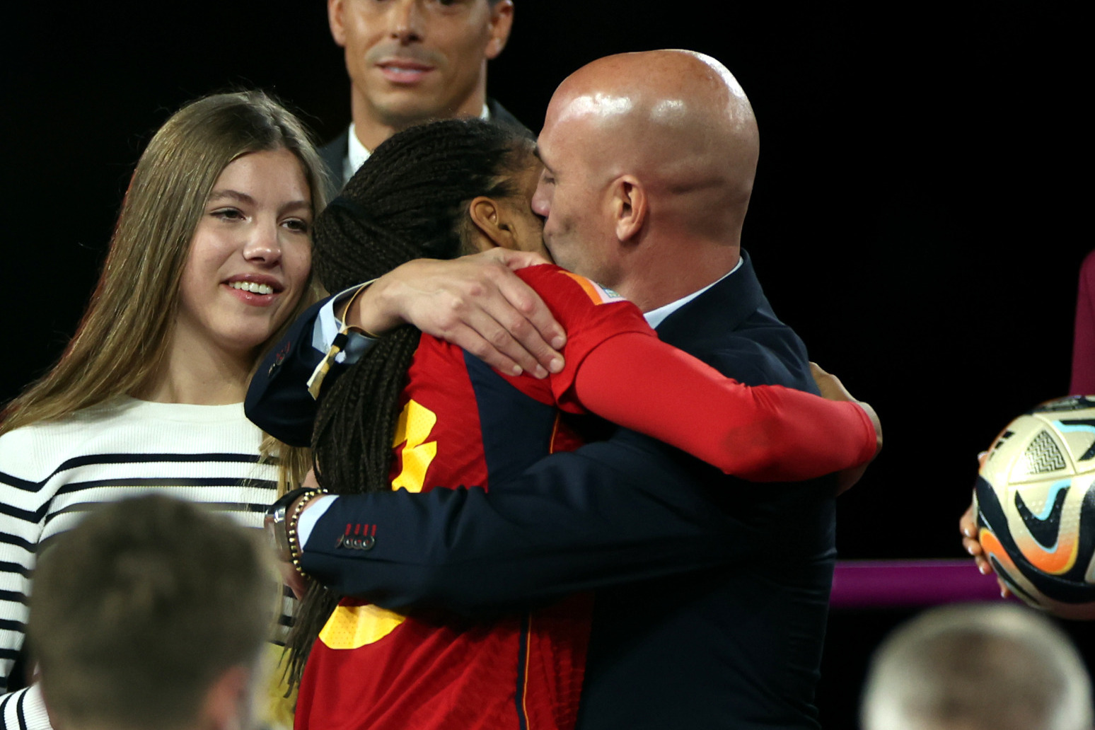 رئيس الاتحاد الإسباني لكرة القدم لويس روبياليس أثناء تقبيل لاعبة المنتخب للسيدات جيني إيرموسو