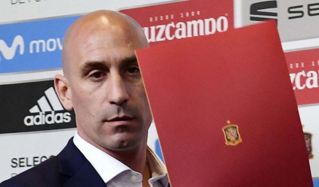 رئيس الاتحاد الإسباني لكرة القدم لويس روبياليس يرفض الاستقالة 