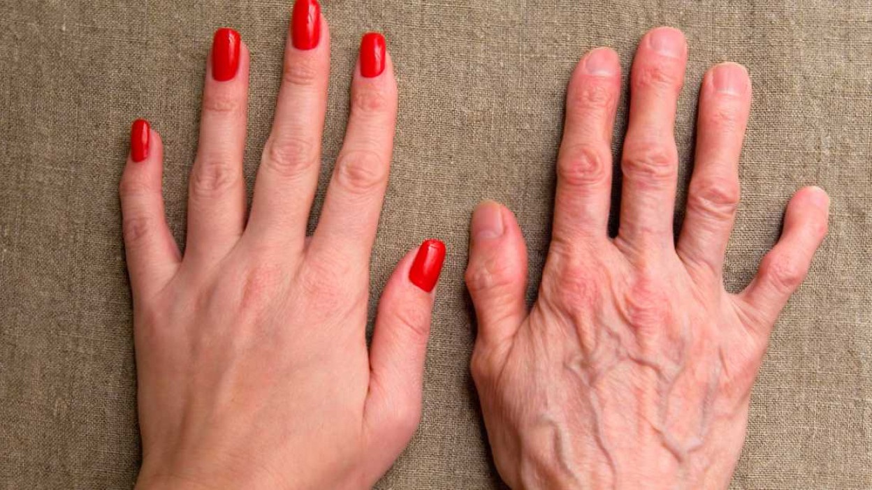 للحفاظ على بشرة يديك في حالة مثالية وإبطاء عملية الشيخوخة، من الضروري اتباع روتين عناية مناسب