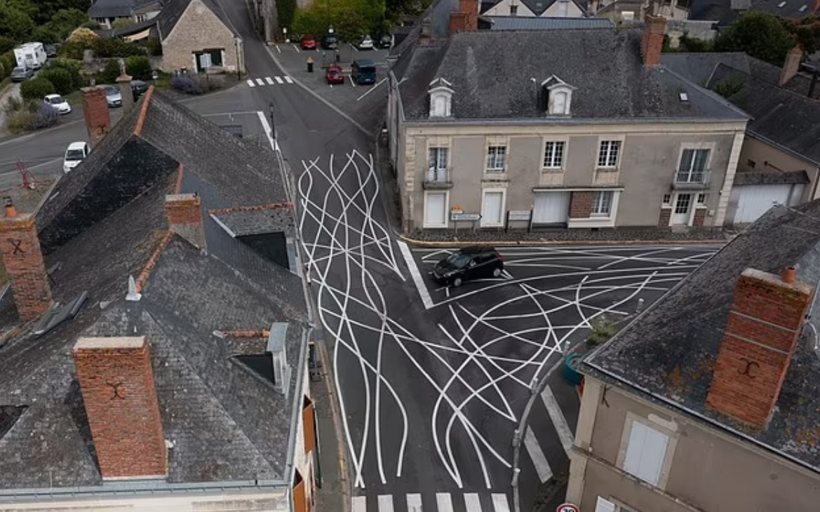 قرية فرنسية ترسم الخطوط المتعرجة على الشوارع بهدف دفع السائقين على إبطاء سرعتهم