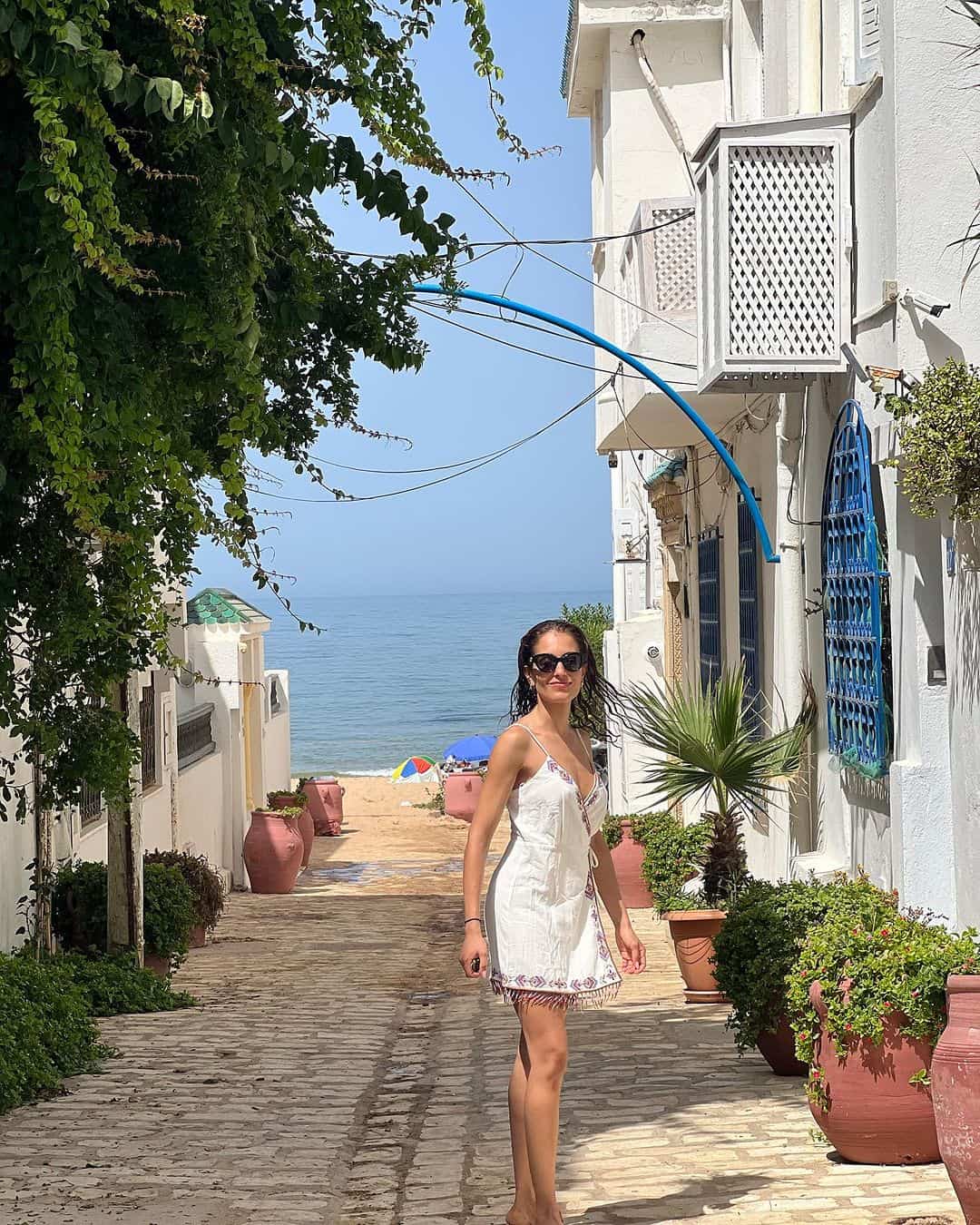 هبة عبوك تتجوّل على شاطئ المرسى