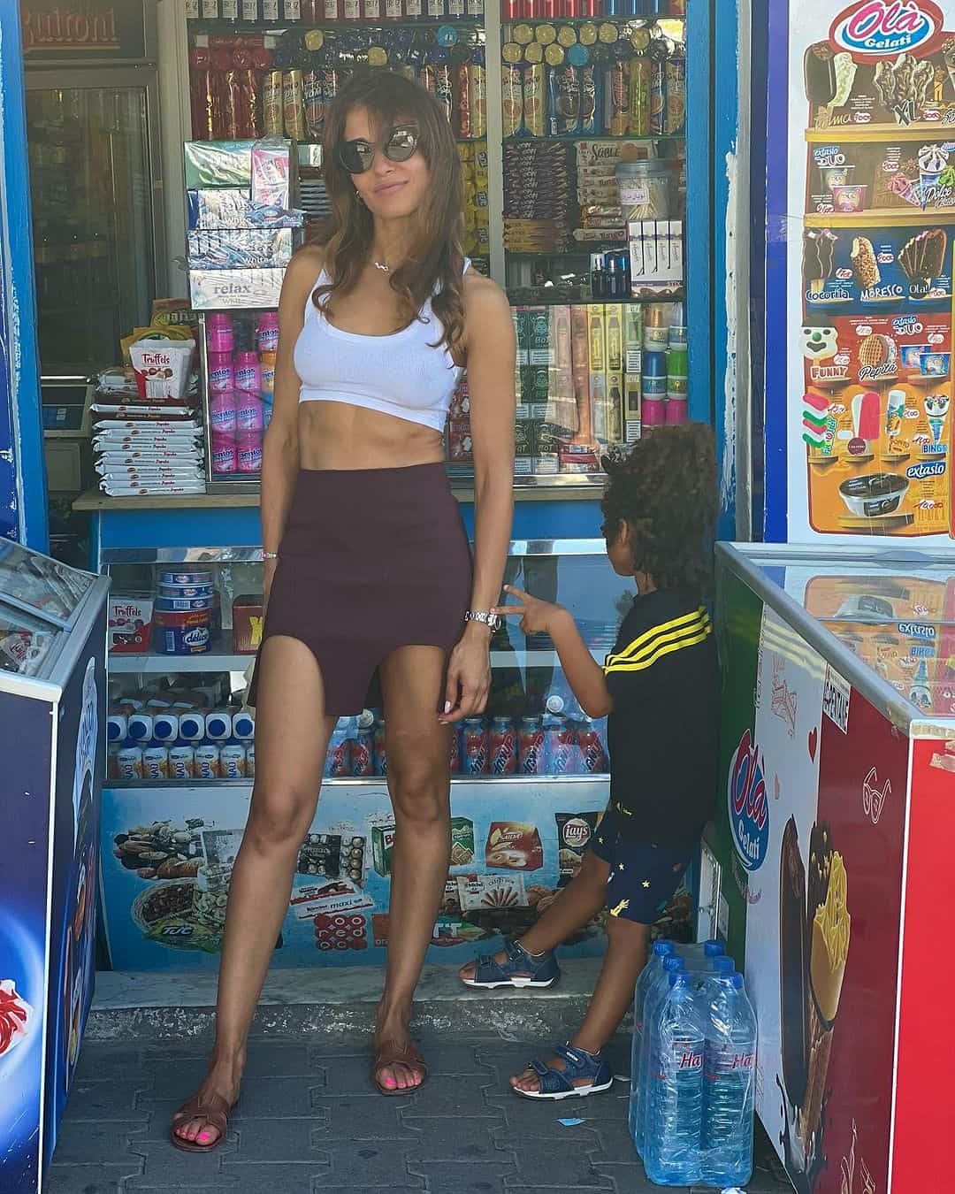 هبة عبوك ارتدت ميني جيب قصير، مع هاف ستوميك أبيض قصير جدا كشف جميع بطنها.