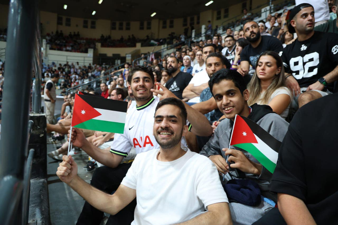 الأردنيون يشجعوت منتخب بلادهم لكرة السلة أمام المكسيك 