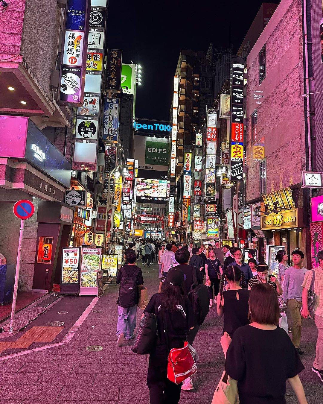 جولات أشرف حكيمي بالأسواق اليابانية والكورية الجنوبية