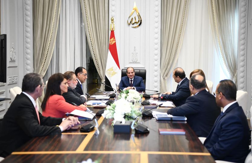 الرئيس "السيسي" قد عقد اجتماعا مع رئيس الوزراء مصطفى مدبولي ومحافظ البنك المركزي حسن عبد الله،