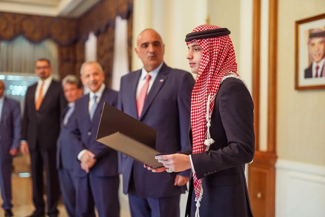 ظهر الأميرهاشم مرتديا زيا رسميا مع الشماغ الأردني، ممسكا بنص القسم الدستوري