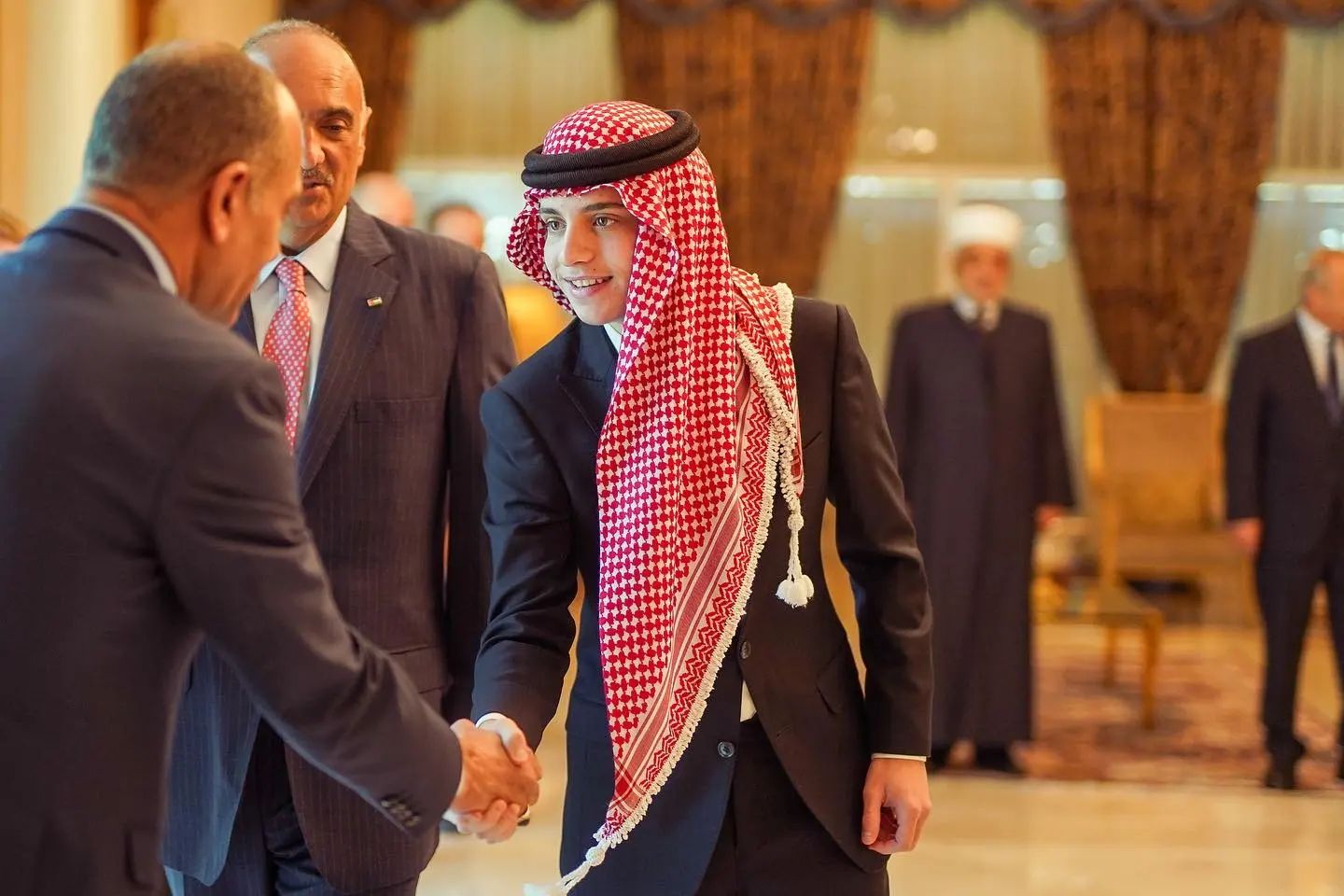 الأمير هاشم وهو يصافح أحد أعضاء مجلس الوزارة عقب أدائه اليمين الدستورية بعد مغادرة الملك للأردن متوجها إلى مصر.