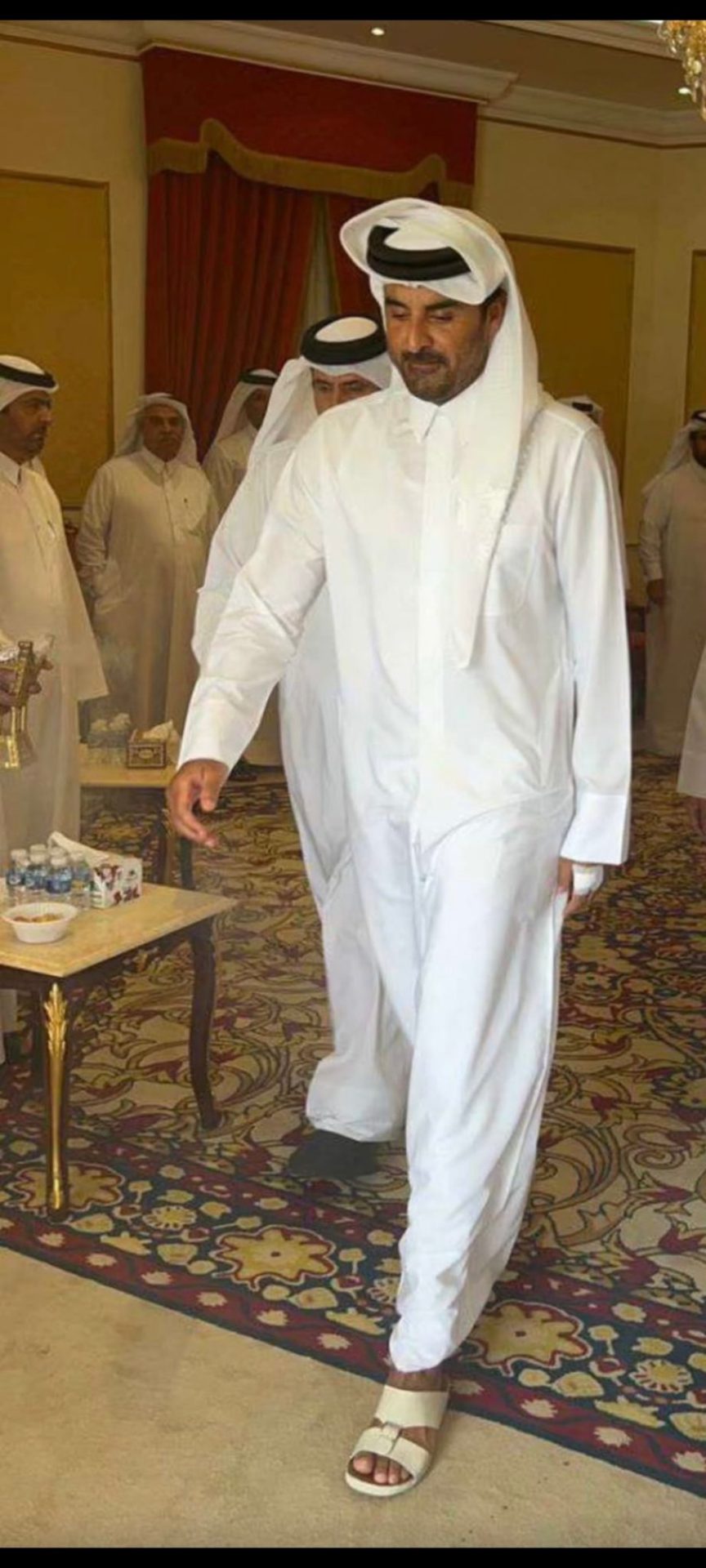 جرح في يد أمير قطر تميم بن حمد