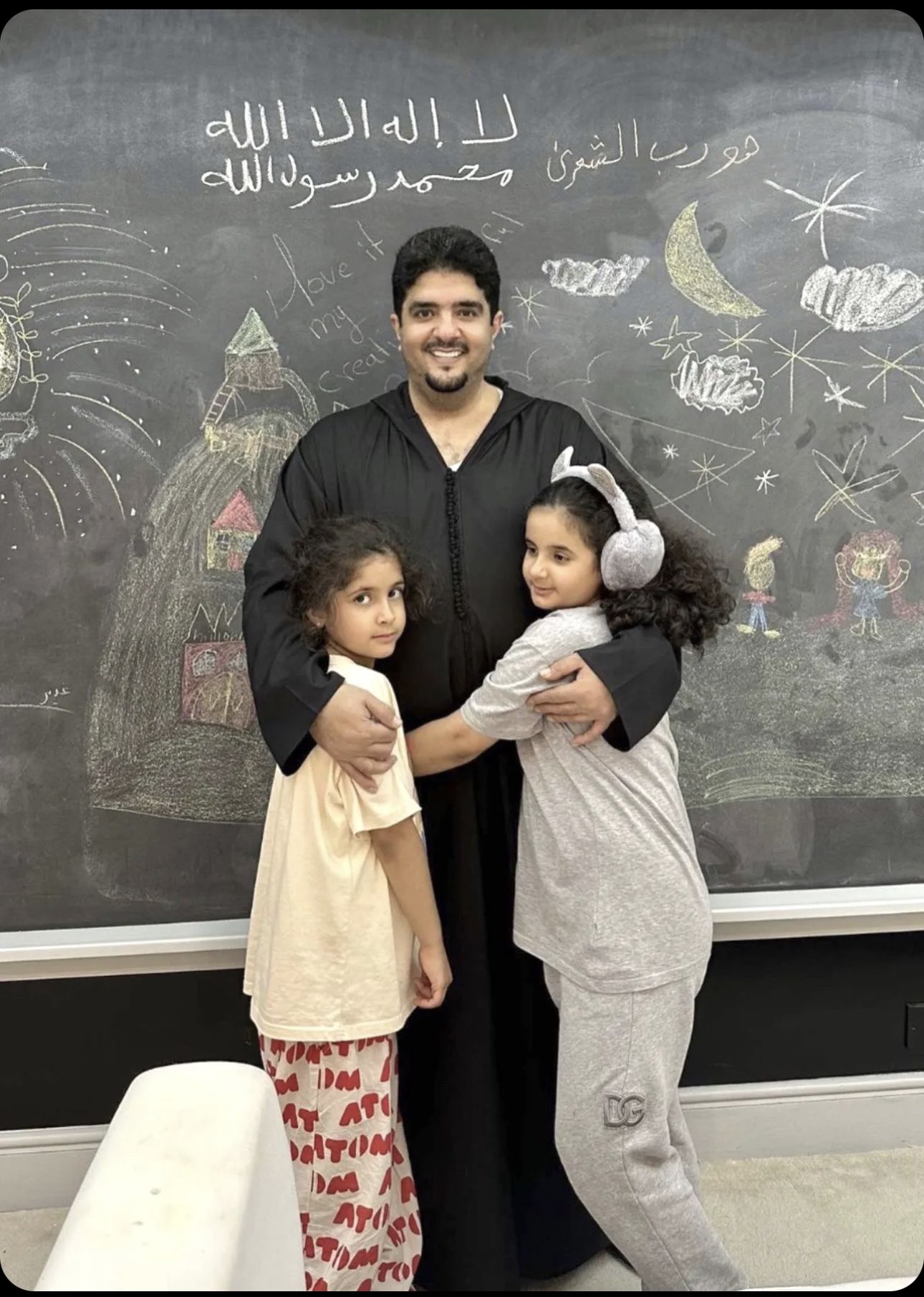 الأمير عبد العزيز بن فهد مع بناته