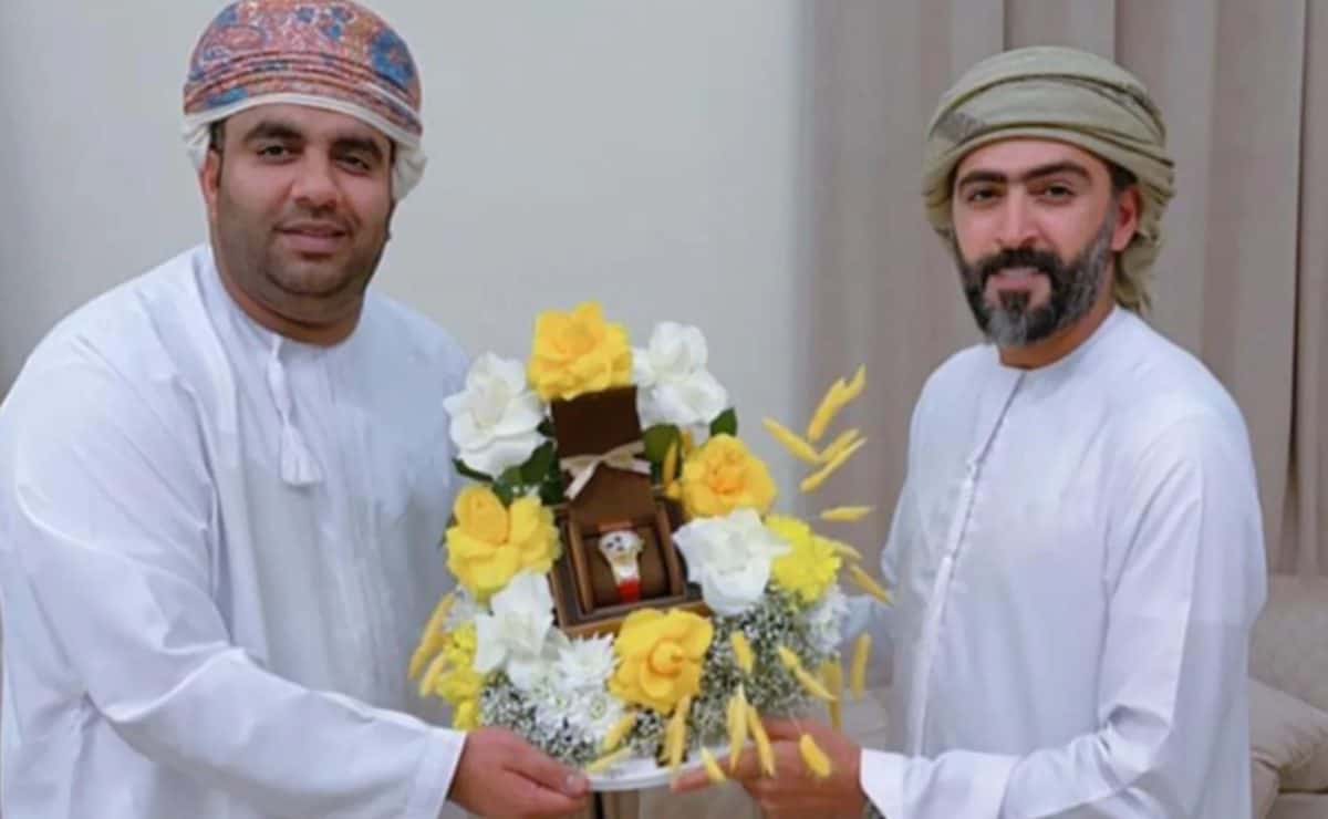تكريم رجل أعمال عُماني لناشط إماراتي يثير الجدل.. ساعة نادرة مرصعة بالألماس بسعر صادم (شاهد)