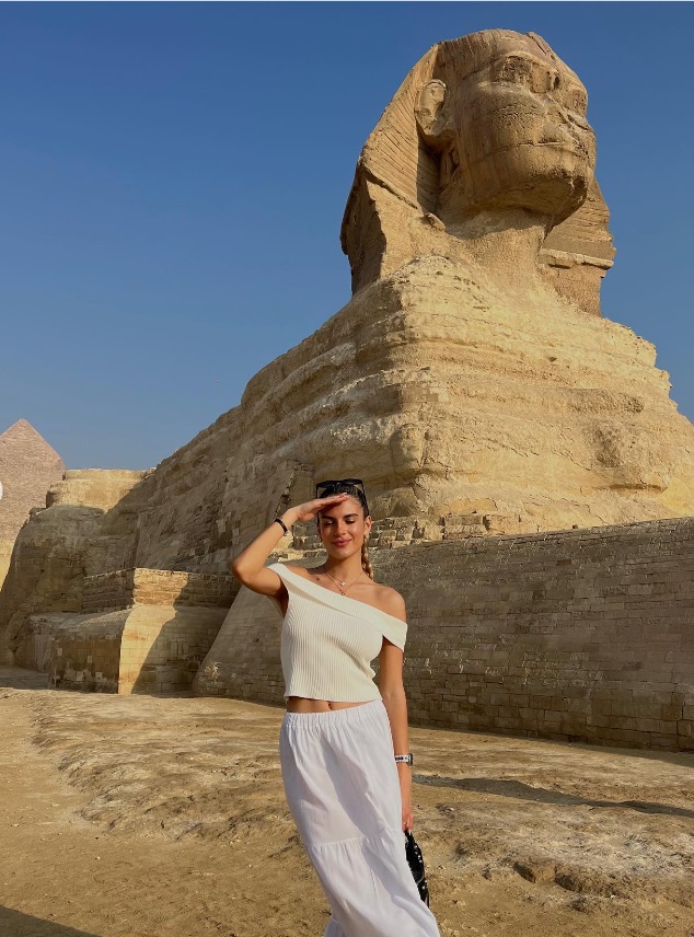 ابنة غوارديولا أمام تمثال أبو الهول