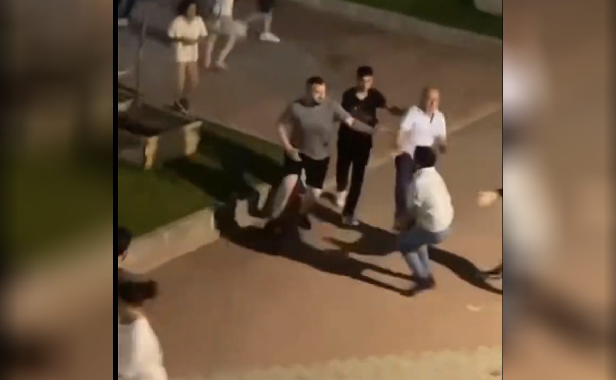 اعتداء وحشي من عشرات الأتراك على فتى يمني.. والأخير يواجههم ببسالة (فيديو)